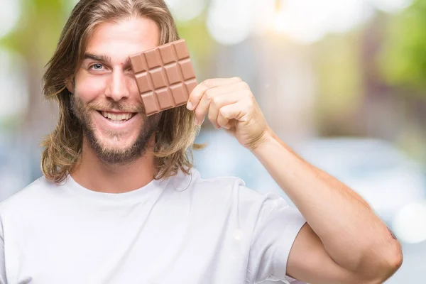 Jeune Homme Beau Aux Cheveux Longs Mangeant Des Barres Chocolat — Photo