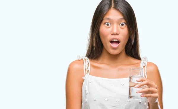 Junge Asiatische Frau Trinkt Glas Wasser Über Isoliertem Hintergrund Erschrocken — Stockfoto