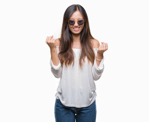 Jeune Femme Asiatique Portant Des Lunettes Soleil Sur Fond Isolé — Photo