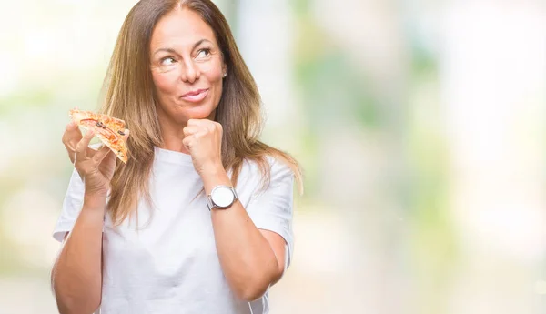 Mujer Hispana Mediana Edad Comiendo Pizza Rebanada Sobre Fondo Aislado — Foto de Stock