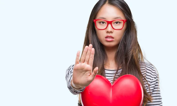 Junge Asiatische Verliebte Frau Hält Leseherz Über Isoliertem Hintergrund Mit — Stockfoto