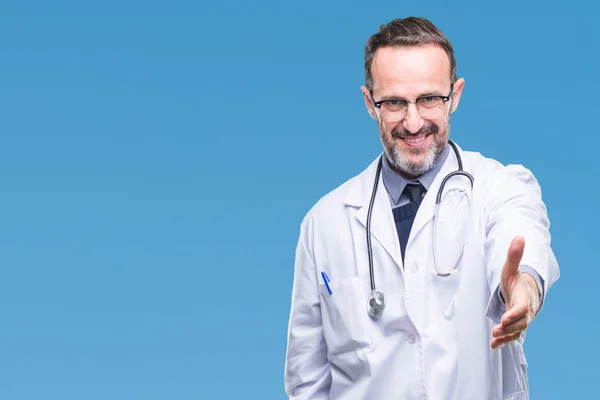 Senior Hoary Arzt Mittleren Alters Uniform Isoliert Hintergrund Lächelnd Freundlich — Stockfoto