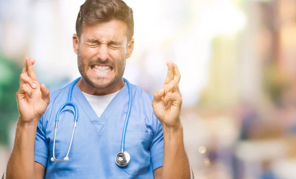 Joven Médico Cirujano Guapo Hombre Sobre Fondo Aislado Sonriendo Cruzando — Foto de Stock