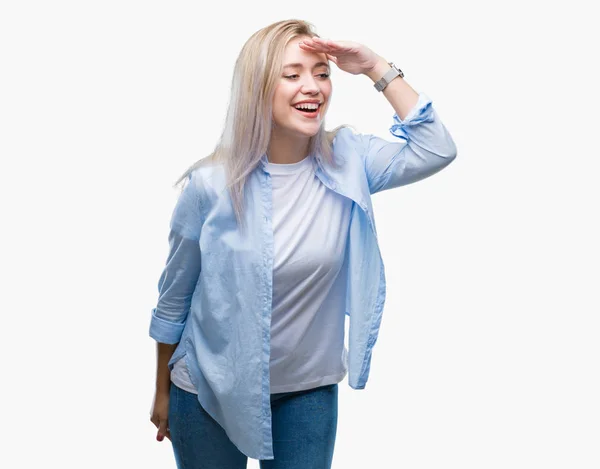 Młoda Blond Kobieta Białym Tle Bardzo Szczęśliwa Uśmiechnięta Patrząc Daleko — Zdjęcie stockowe