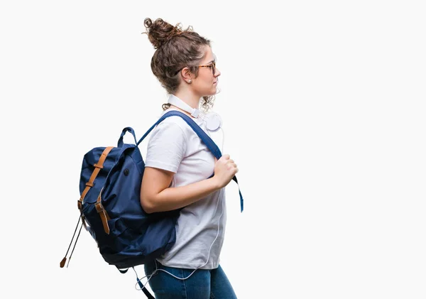Junge Brünette Studentin Trägt Rucksack Und Kopfhörer Über Isoliertem Hintergrund — Stockfoto