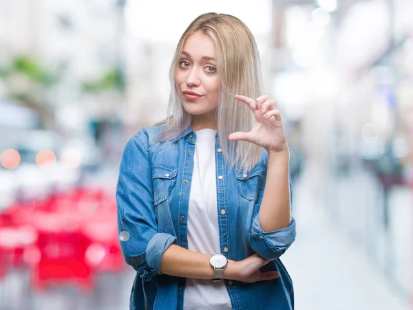 Mujer Rubia Joven Sobre Fondo Aislado Sonriente Seguro Gesto Con — Foto de Stock