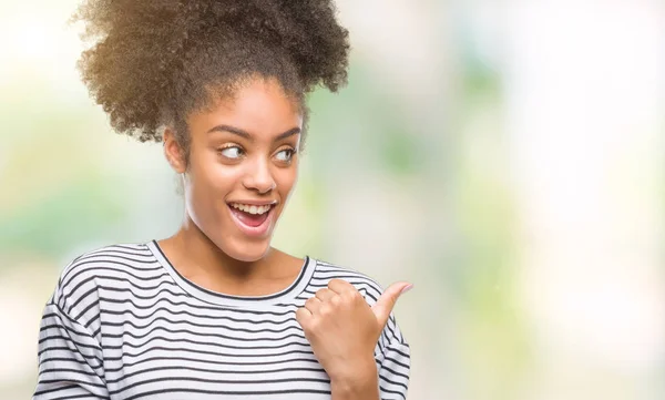 Joven Mujer Afroamericana Mensajes Texto Utilizando Teléfono Inteligente Sobre Fondo — Foto de Stock