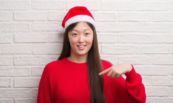 Молода Китайська Жінка Носить Санта Клауса Капелюх Пальцем Сюрприз Обличчя — стокове фото