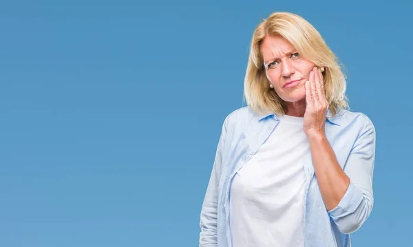 Blonde Frau Mittleren Alters Über Isoliertem Hintergrund Die Den Mund — Stockfoto