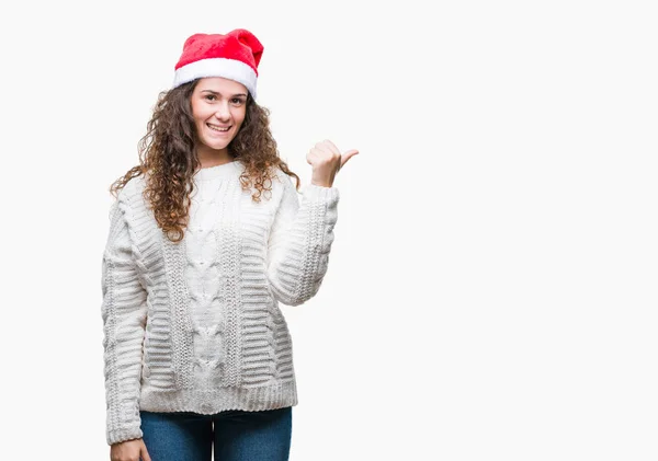 Chica Morena Joven Con Sombrero Navidad Sobre Fondo Aislado Sonriendo — Foto de Stock