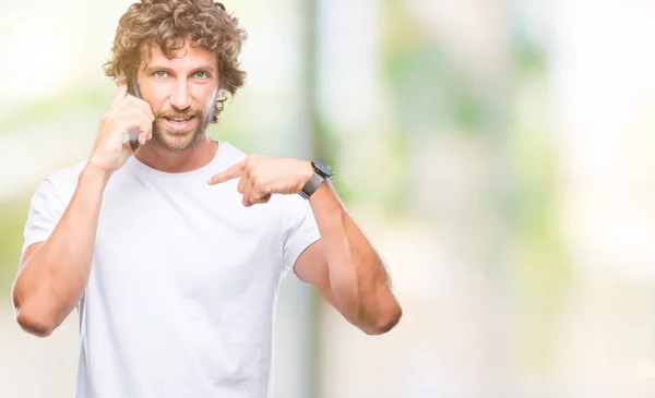 Bonito Modelo Hispânico Homem Falando Smartphone Sobre Fundo Isolado Com — Fotografia de Stock