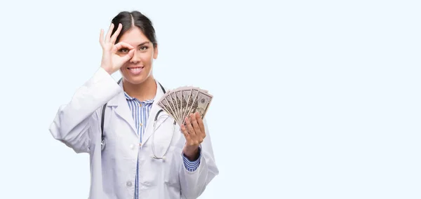 Joven Doctora Hispana Sosteniendo Dólares Con Cara Feliz Sonriendo Haciendo —  Fotos de Stock