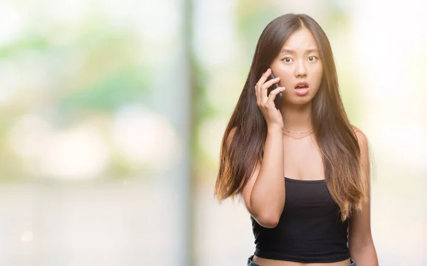 Jonge Aziatische Vrouw Aan Telefoon Spreken Geïsoleerde Achtergrond Bang Schok — Stockfoto