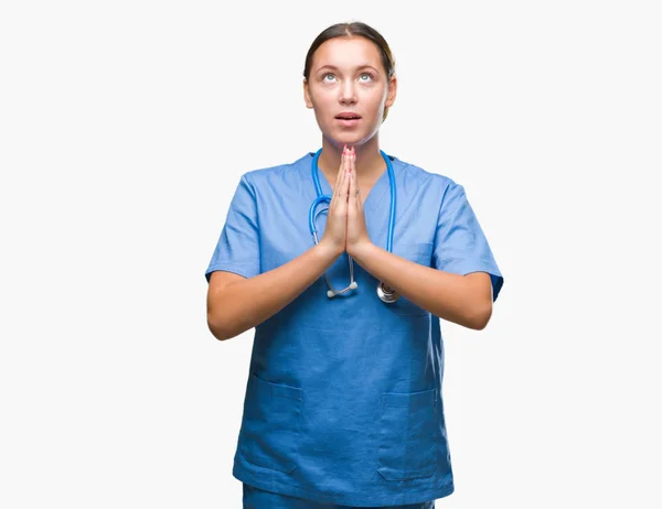 Joven Doctora Caucásica Vistiendo Uniforme Médico Sobre Fondo Aislado Mendigando — Foto de Stock