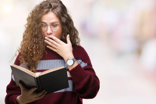 Młoda Dziewczyna Brunetka Czytanie Książki Okularach Białym Tle Okładka Usta — Zdjęcie stockowe