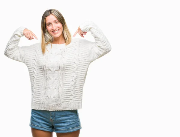 얼굴에 미소와 자신감 자부심과 손가락으로 자신을 가리키는 스웨터를 — 스톡 사진