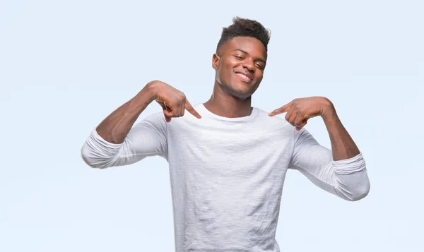 Jovem Afro Americano Sobre Fundo Isolado Olhando Confiante Com Sorriso — Fotografia de Stock