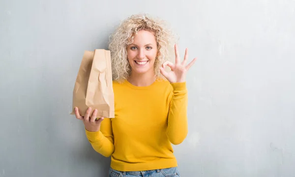 Mladá Blond Žena Nad Grunge Šedé Pozadí Drží Oběd Papírový — Stock fotografie