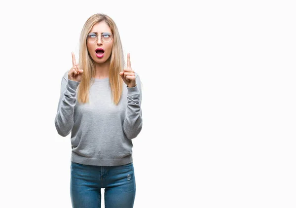 Young Beautiful Blonde Woman Wearing Glasses Isolated Background Amazed Surprised — Stock Photo, Image