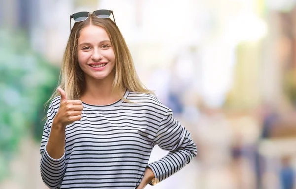 Unga Vackra Blonda Kvinnan Bär Solglasögon Över Isolerade Bakgrund Gör — Stockfoto