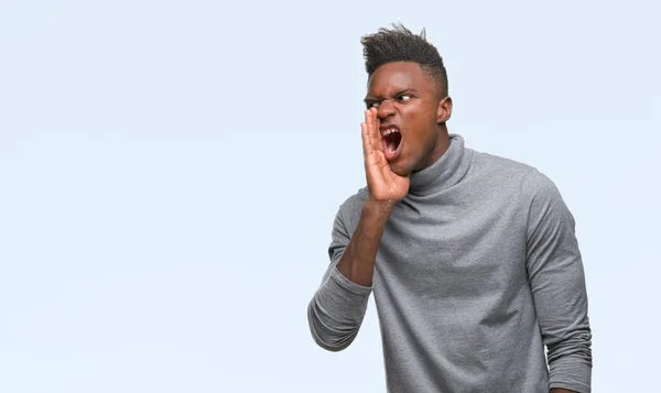 Afrikalı Amerikalı Genç Bağırarak Ağzı Üzerinde Ile Yan Için Çığlık — Stok fotoğraf