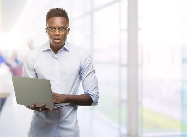 Junge Afrikanisch Amerikanische Geschäftsmann Mit Computer Laptop Erschrocken Mit Einem — Stockfoto
