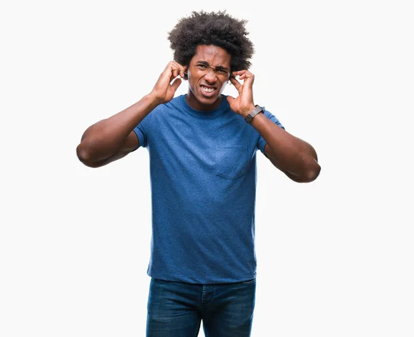 Afro American Mężczyzna Białym Tle Obejmujące Uszy Palcami Zirytowany Wyrażenie — Zdjęcie stockowe