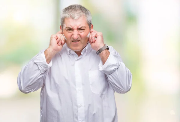 Hombre Mayor Guapo Sobre Fondo Aislado Cubriendo Las Orejas Con —  Fotos de Stock