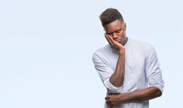 Joven Afroamericano Sobre Fondo Aislado Pensando Que Parece Cansado Aburrido —  Fotos de Stock