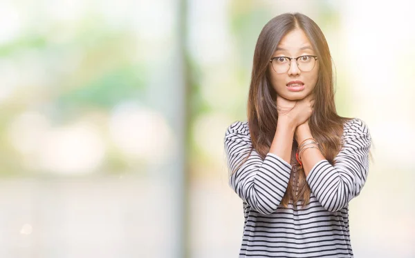 若いアジア女性の身に着けている眼鏡は以上背景叫びを分離し 窒息のため痛みを伴う首を絞め 健康上の問題 窒息させると自殺の概念 — ストック写真