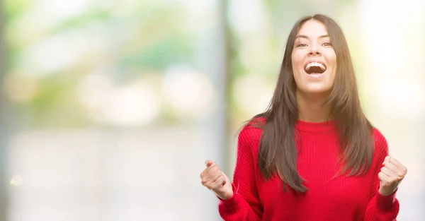 Giovane Bella Ispanico Indossa Maglione Rosso Celebrando Sorpreso Stupito Successo — Foto Stock