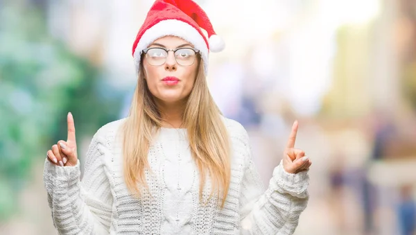 Jeune Belle Femme Portant Chapeau Noël Sur Fond Isolé Étonné — Photo