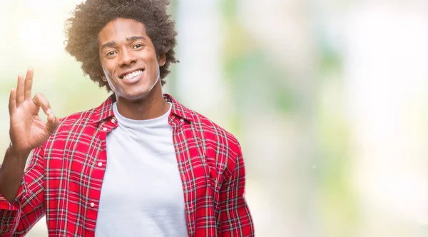 Afroamerikanischer Mann Mit Isoliertem Hintergrund Der Positiv Lächelt Und Zeichen — Stockfoto