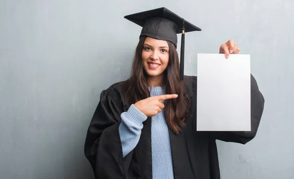 Mladá Bruneta Žena Přes Zeď Šedá Grunge Postgraduální Uniformě Drží — Stock fotografie