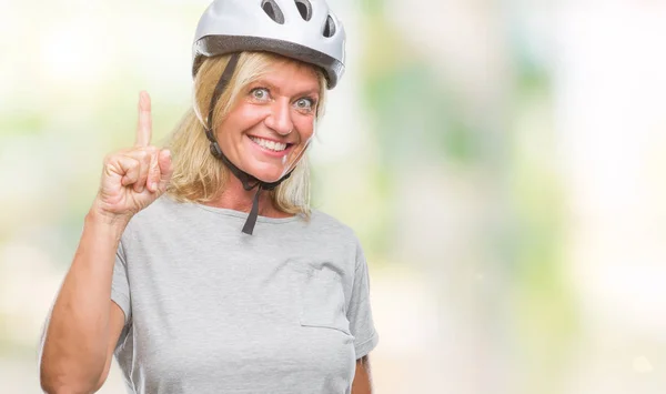 Kaukasische Radfahrerin Mittleren Alters Mit Schutzhelm Über Isoliertem Hintergrund Mit — Stockfoto