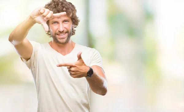 Bel Homme Modèle Hispanique Sur Fond Isolé Souriant Faisant Cadre — Photo