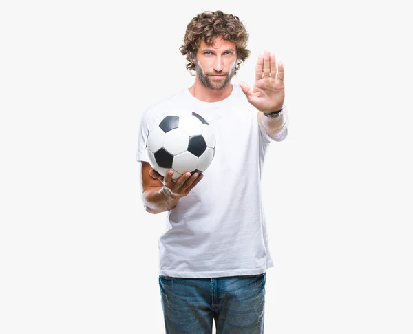 Bonito Modelo Hispânico Homem Segurando Bola Futebol Sobre Fundo Isolado — Fotografia de Stock