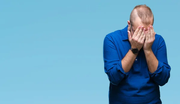 Junger Kaukasischer Hipster Mit Brille Vor Isoliertem Hintergrund Und Traurigem — Stockfoto