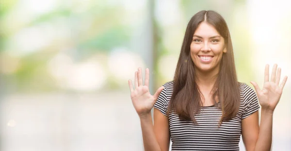 年轻美丽的西班牙裔妇女显示和指向手指数十 而微笑的信心和快乐 — 图库照片