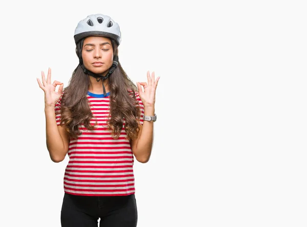 年轻的阿拉伯骑自行车妇女佩戴安全头盔在孤立的背景放松和微笑与眼睛关闭做冥想手势与手指 瑜伽概念 — 图库照片