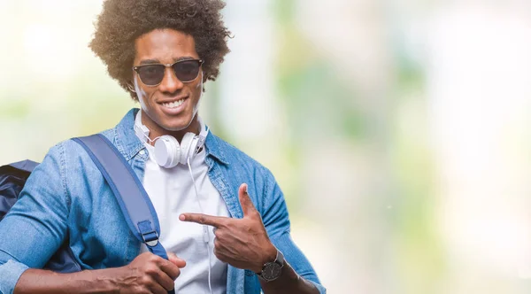 Afro American Man Noszenia Słuchawek Plecak Białym Tle Bardzo Szczęśliwy — Zdjęcie stockowe