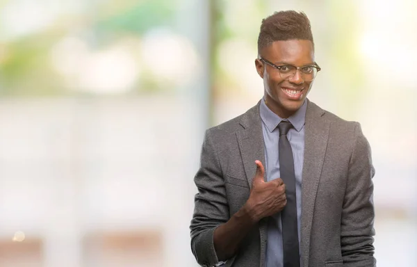 Молодий Афроамериканець Бізнесменом Над Ізольованих Фон Робити Щасливим Великі Пальці — стокове фото
