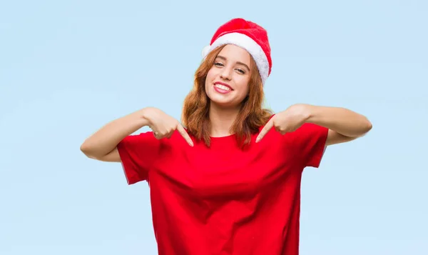 Ung Vacker Kvinna Över Isolerade Bakgrund Jul Hatt Ser Självsäker — Stockfoto