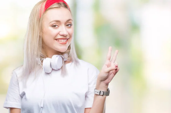 Jonge Blonde Vrouw Koptelefoon Luisteren Naar Muziek Geïsoleerde Achtergrond Glimlachend — Stockfoto