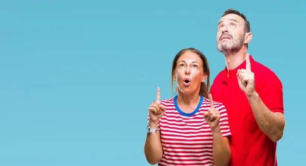 Middle Age Hispanic Couple Love Isolated Background Amazed Surprised Looking — Stock Photo, Image