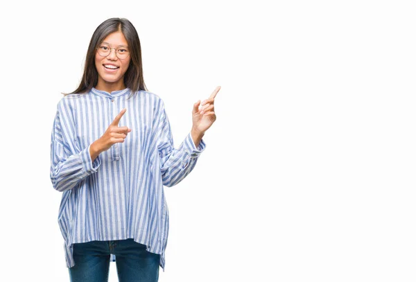 Joven Mujer Asiática Sobre Fondo Aislado Sonriendo Mirando Cámara Apuntando — Foto de Stock