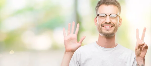 Joven Hombre Adulto Tatuado Mostrando Señalando Hacia Arriba Con Los — Foto de Stock