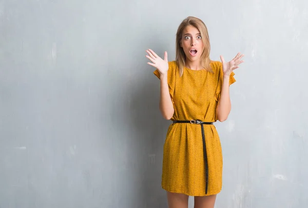 Hermosa Mujer Joven Pie Sobre Pared Gris Grunge Usando Vestido — Foto de Stock