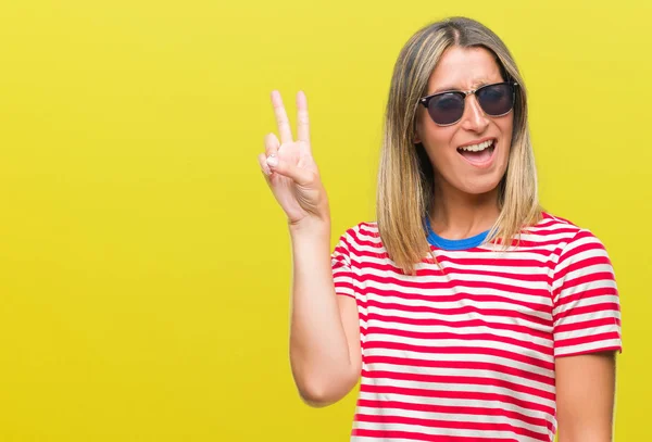 Jovem Mulher Bonita Usando Óculos Sol Sobre Fundo Isolado Sorrindo — Fotografia de Stock