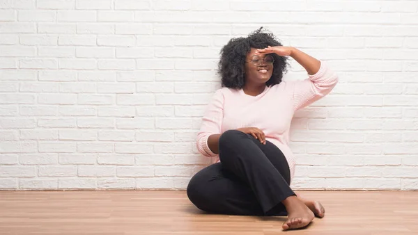 Mujer Afroamericana Joven Sentada Suelo Casa Muy Feliz Sonriente Mirando — Foto de Stock